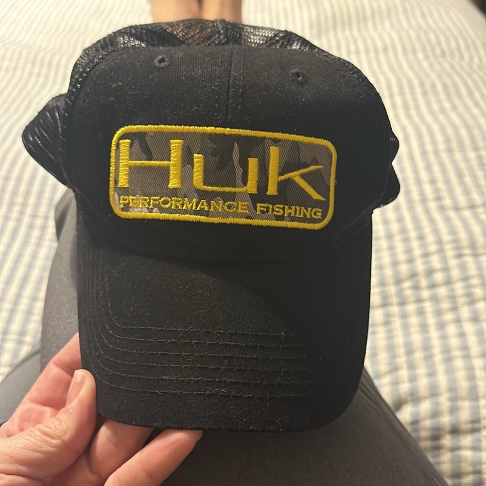 HUK Performance Fishing Gear Hat Mens Snap Back Adjustable Black Mesh Trucker‎